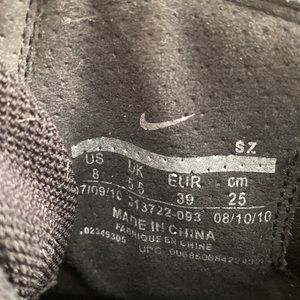 Stylish Nike blk on silver nike stripe. Silver stones. Great for the winter !